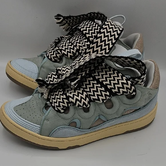 Stylish High-Top Sneakers with Bold Laces USED 1X